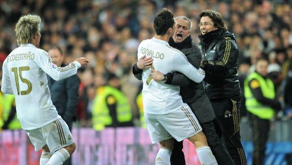 足球巴萨后防大将伤缺四周，主帅表情凝重（巴萨后防主力伤停四周，主帅神情凝重）