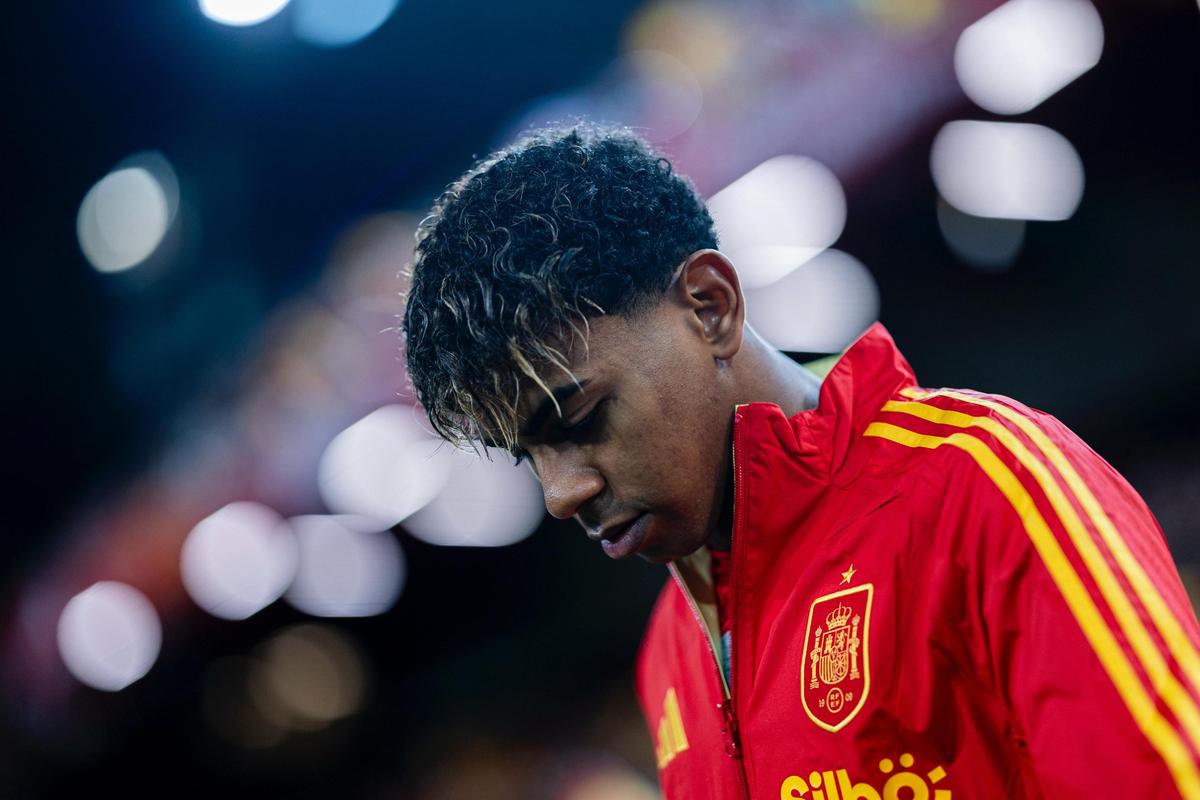 巴萨小将亚马尔父亲在贝蒂斯球迷区庆祝被带离（巴萨新星亚马尔之父在贝蒂斯球迷区庆祝后被带离）