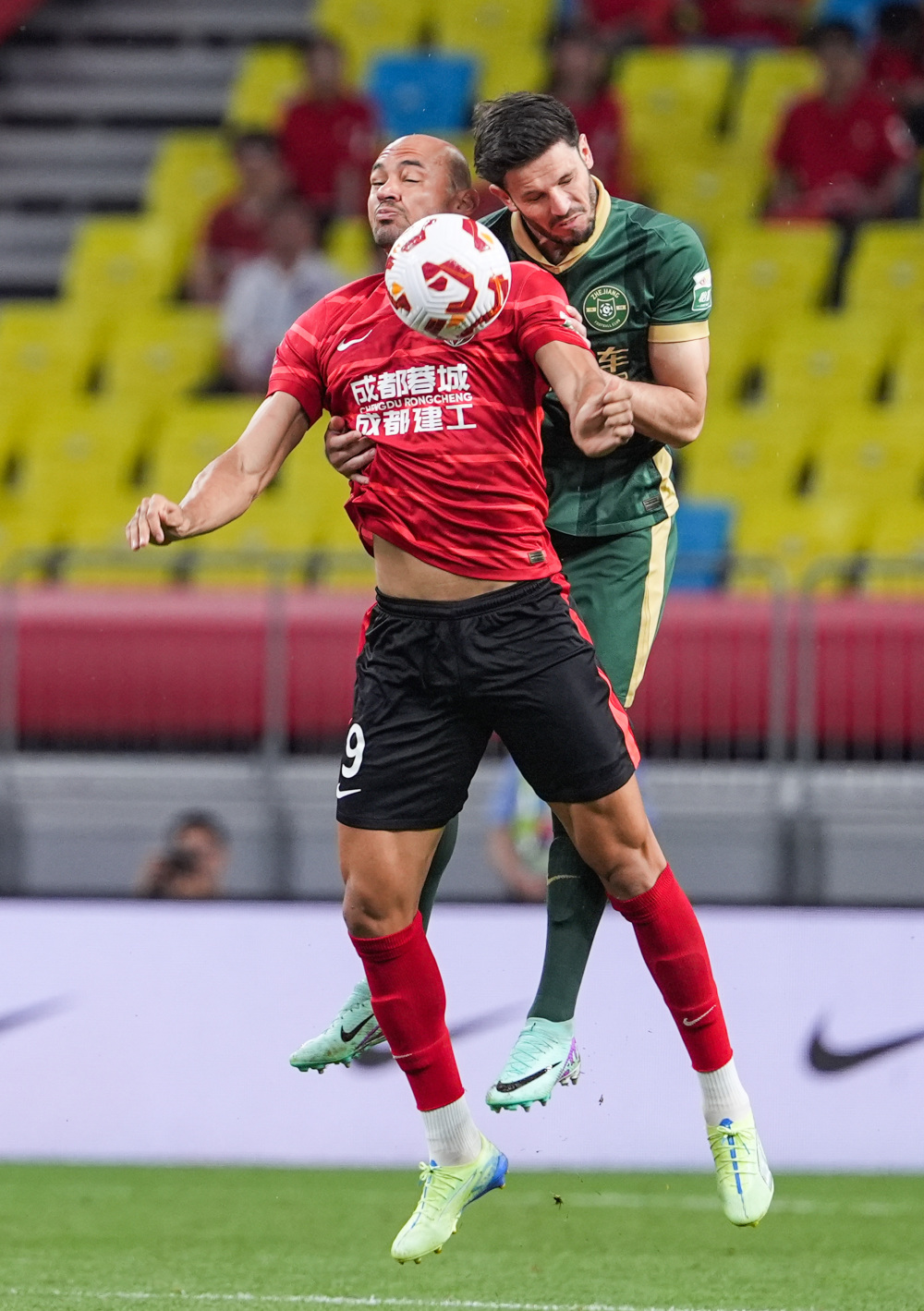 篮球湖人球迷制作大型海报欢迎队内新援（湖人球迷以巨幅海报欢迎新援加盟）