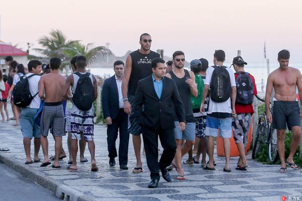 德转评年度最佳左边锋：迪亚斯、KK、拉菲尼亚、维尼修斯入围（德转年度最佳左边锋候选出炉：迪亚斯、克瓦拉茨赫利亚、拉菲尼亚、维尼修斯在列）