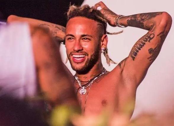 邮报：明年世界杯上下半场中段设强制补水时间，每次三分钟（邮报称：明年世界杯每半场中段将设3分钟强制补水暂停）