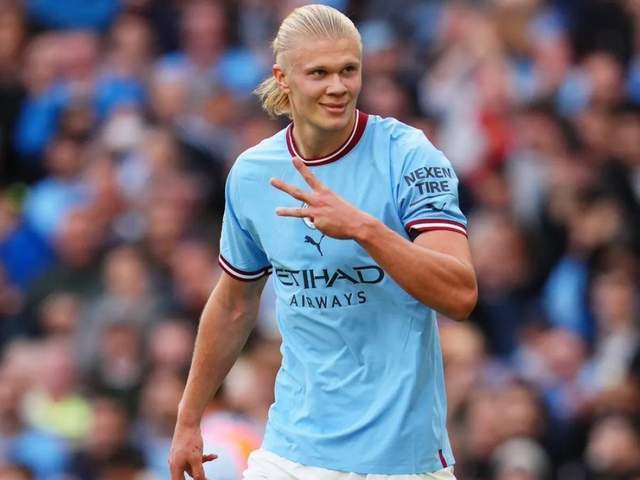 1996年，55岁的贝利还在踢足球（1996年，55岁的贝利仍驰骋绿茵场）