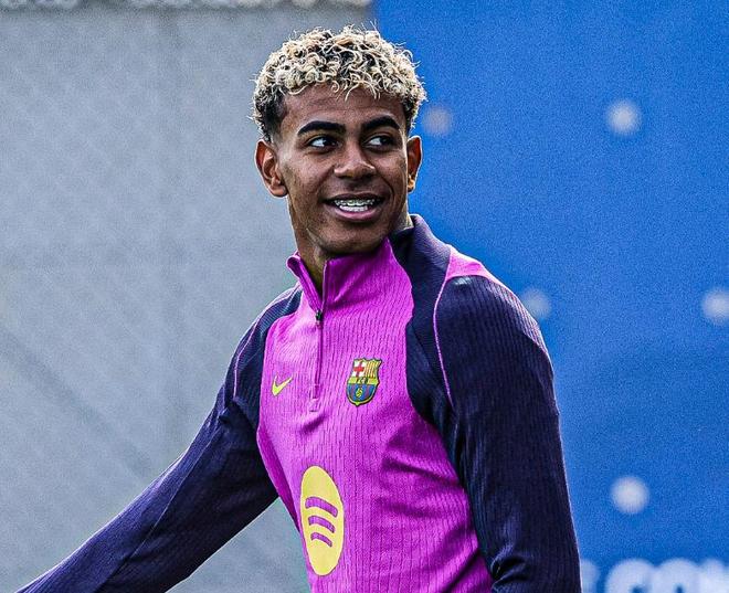 传统环节，利物浦全队戴圣诞帽在训练场拍大合照（利物浦延续传统 全队戴圣诞帽训练场大合影）